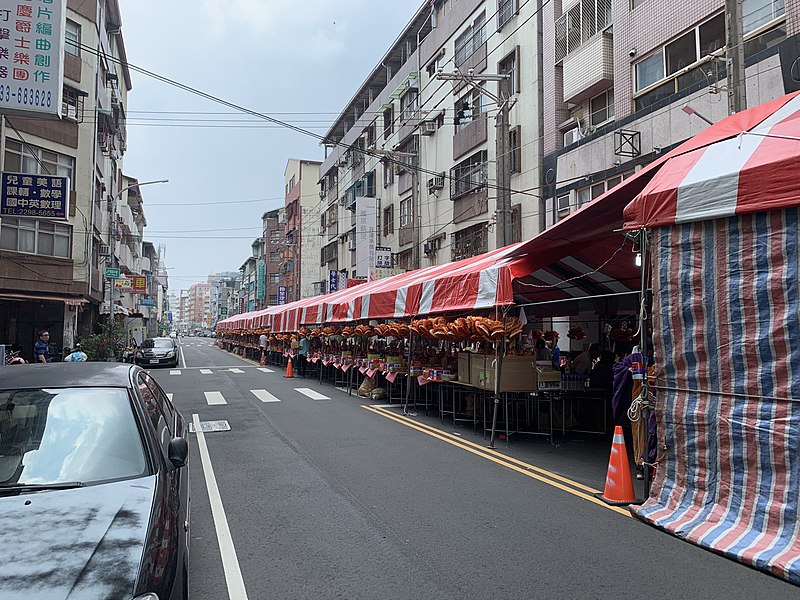 File:Ghost Festival ceremony on street in Taichung.jpg