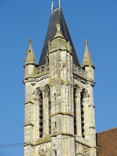 File:Goussainville (95), église St-Pierre-et-St-Paul, clocher, étage de beffroi, vue depuis le sud-est.JPG
