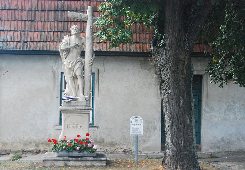 File:GuentherZ 2011-09-10 0266 Retz-Altstadt-Obernalb Statue heiliger Dismas.jpg