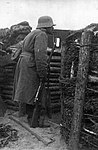Soldat i Den keiserlige tyske hær i skyttergrav under første verdenskrig. Fra juni 1916 ble de tyske Pickelhauben, pigghjelmer (pikkelhuer) av lær, erstattet av kraftigere ståhjelmer (Stahlhelm M16). Formen ble modifisert flere ganger, men særlig i 1935 da en mindre variant ble tatt i bruk.