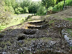 Tombes creusées dans la roche.