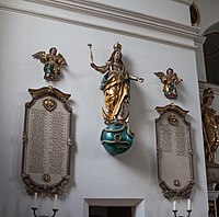 Statue der Maria als Himmelskönigin an der Ostwand des Turms