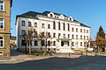 Rathaus (ehemalige Schule) und gärtnerisch gestalteter Vorplatz mit Lindenpflanzung und Brunnen