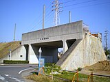 県道43号の整備で架け替えられた平坂跨道橋[19]。三河線碧南-吉良吉田間廃止に伴い、解体された（2009年）