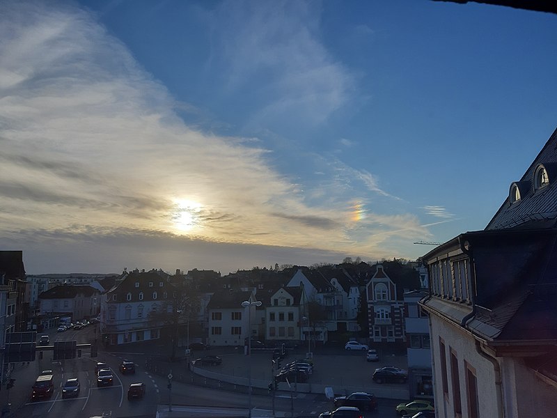 File:Helle und bunte Nebensonne bei Limburg.jpg