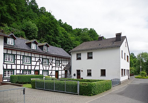 Hellenthal, Im Kirschseiffen 31 (links) und 32 (rechts)