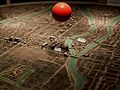 Nekdanji model mesta Hirošima je po eksploziji zravnal z zemljo. Rdeča krogla prikazuje točko eksplozije.