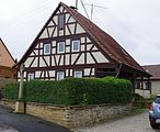 D-6-78-174-97}Hofstraße 4 und Bildstock, Reichmanshausen, Gemeinde Schonungen, Unterfranken; Deutschland