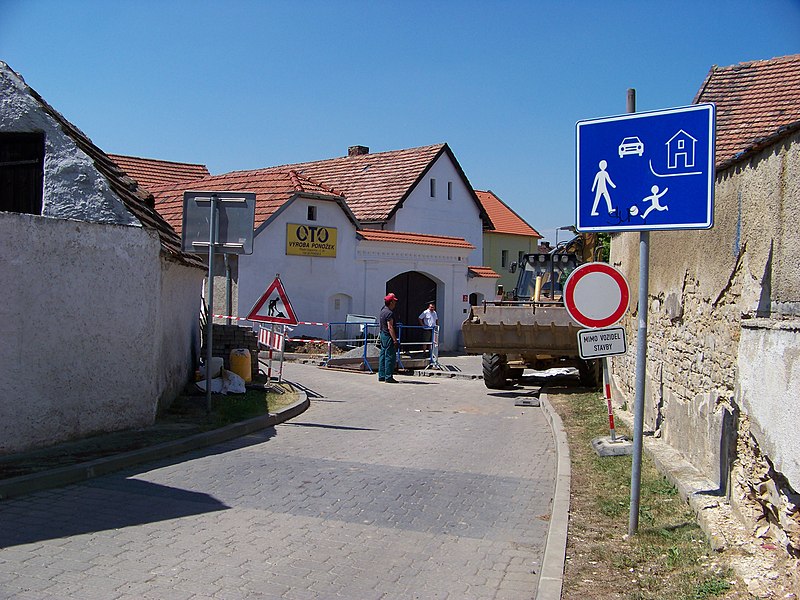 File:Hokešovo náměstí, od jihu.jpg