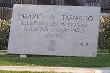 Placca a Taranto che reca inciso il verso di un'ode che Orazio dedicò alla città