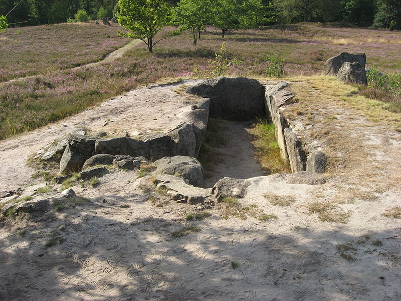 File:Huenenbett IV Oldenburger Totenstatt.JPG