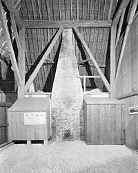 Kapconstructie van de Barmhartige Samaritaan, met schoorsteen en twee kasten of bedstedes uitgebouwd in het vierkant.