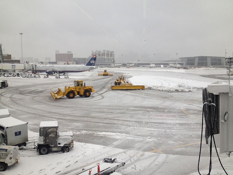 File:Importante chute de neige à l'aéroport de Boston - février 2014 - 4.JPG