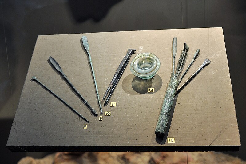 File:Instruments médicaux gallo-romains Evreux 2129.jpg