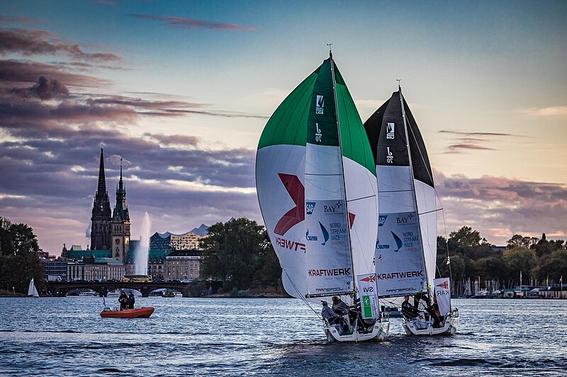 File:J70 Boote auf der Alster in Hamburg.jpg