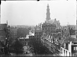 Warmoesgracht 10 t/m 26 (v.r.n.l.). Na de demping en tijdens de doorbraak voor de aanleg van de Raadhuisstraat.Gezien vanaf het dak van Singel 107 naar Herengracht/Keizersgracht/Westermarkt; 1896.
