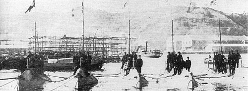 שייטת הצוללות הראשונה של יפן (צוללות מס' 1 עד מס' 5, כולן פרי תכנונו של הולנד, במפגן ימי באוקטובר 1905
