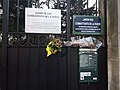 Entrée du jardin par la place de l'Hôtel-de-Ville-Esplanade-de-la-Libération, avec la plaque blanche offerte par la ville de Madrid.