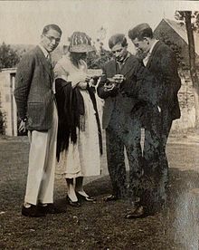 Lady Ottoline Morrell (1873-1938), vintage snapshot print/NPG Ax141298. Jean de Menasce; Vanessa Bell (nee Stephen); Duncan Grant; Eric Siepmann, 1922 Jean de Menasce; Vanessa Bell (nee Stephen); Duncan Grant; Eric Siepmann, 1922.jpg
