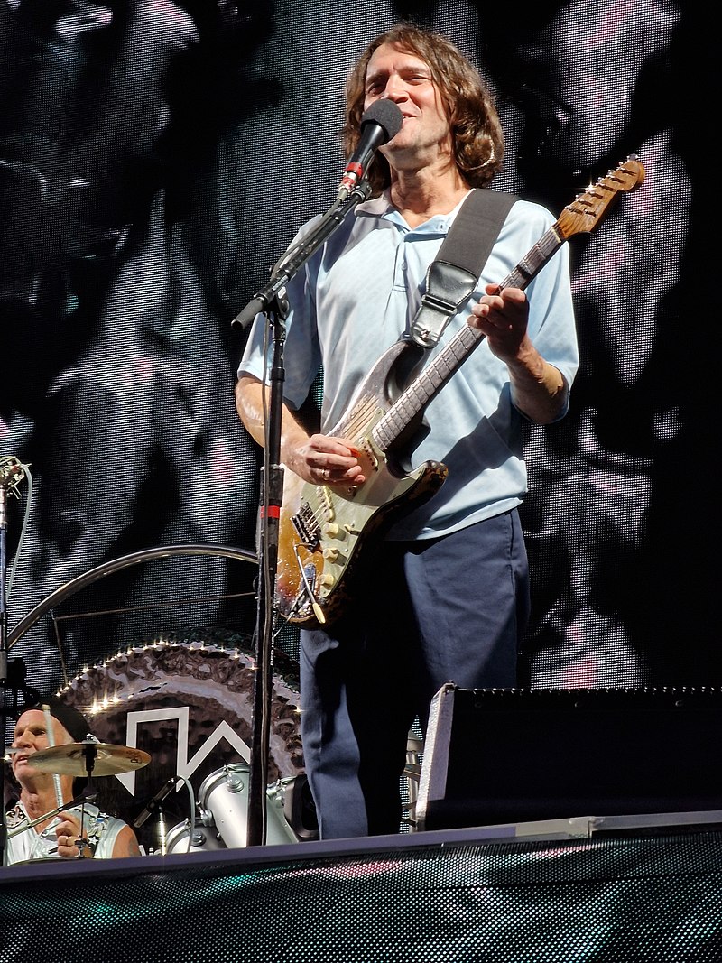John Frusciante là một nghệ sĩ guitar và nhạc sĩ nổi tiếng từng sáng tác và chơi nhạc cho ban nhạc Red Hot Chili Peppers. Xem hình ảnh của anh ta và cầm máy ảnh của bạn, hãy bắt chước anh ta và cùng trổ tài với những bản nhạc của riêng mình.