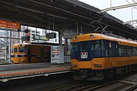 大和八木駅で接続をとる名阪乙特急と京伊特急。京伊特急は名阪乙特急の後を追って伊勢中川付近までの約74kmに渡って2分間隔で続行する。