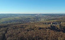 Blick über das Kalbachtal. Im Hintergrund ist der Kaliberg Neuhof zu sehen