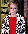 Kaylee DeFer speelt Ivy Dickens.