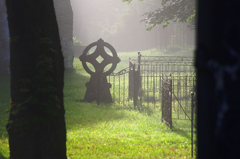 File:Keila Churchyard 01.JPG