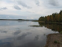 Järveä länsirannalta kohti Jokelansaarta