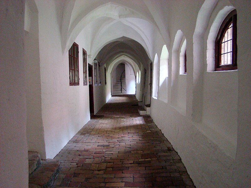 File:Kloster St.Johannis Kreuzgang.JPG