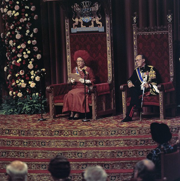 File:Koningin Juliana leest de troonrede voor, naast haar prins Bernhard, Bestanddeelnr 254-9760.jpg