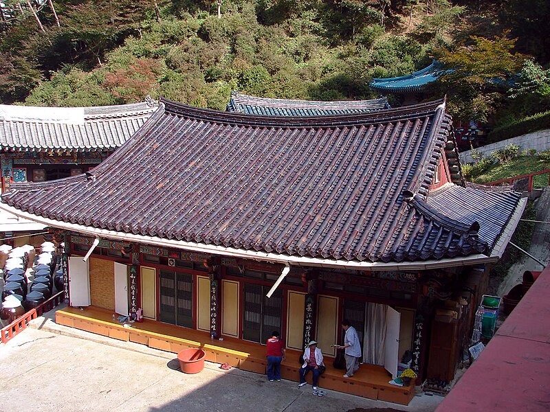 File:Korea-Danyang-Guinsa Hall Glazed Roof 2974-07.JPG