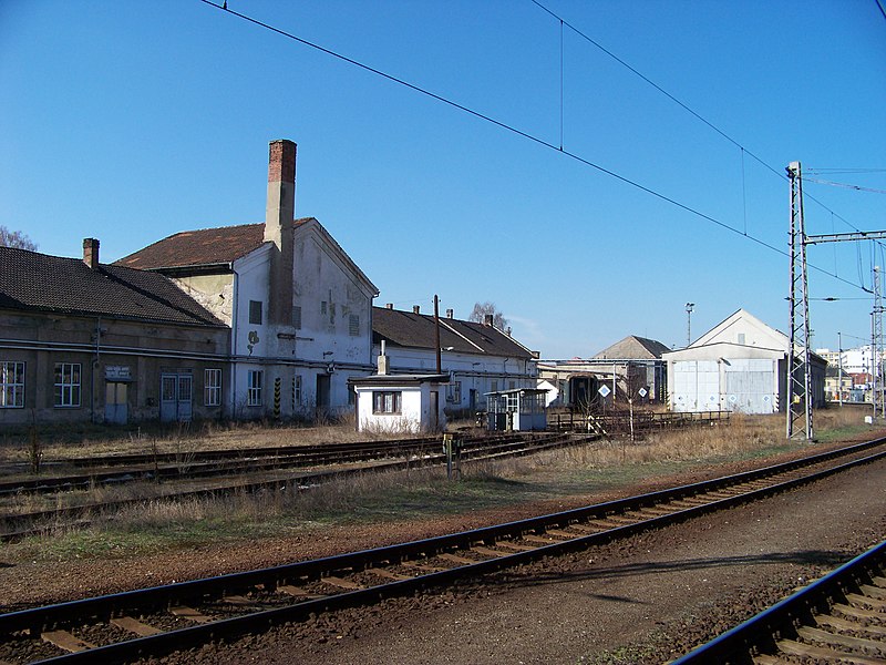 File:Kralupy nad Vltavou, depo a točna, ze 4. nástupiště.jpg