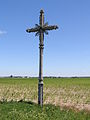Деревенский крест при дороге около города Скуодас