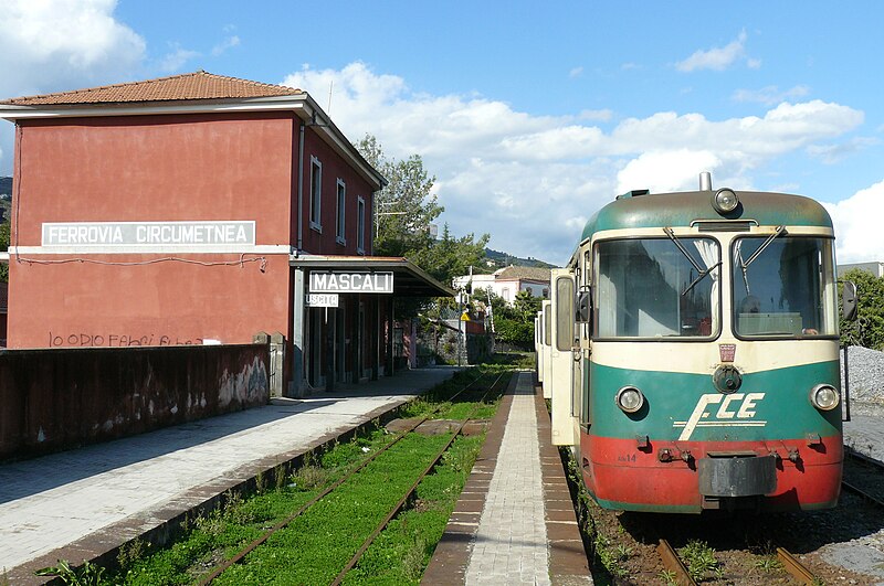 File:L'ADe 14 alla stazione di Mascali.jpg