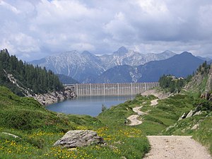 Der Damm von der Fratelli Calvi-Hütte aus gesehen