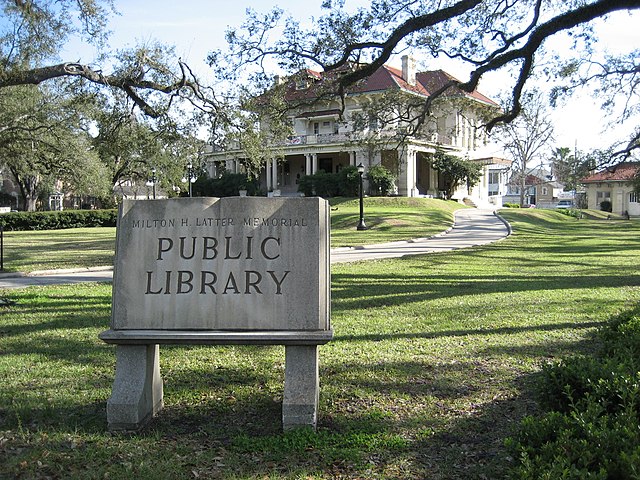 The Latter Memorial Library, a former private mansion built in 1907, sits on the corner of St. Charles Avenue and Soniat St.