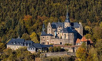 Vista do Castelo de Lauenstein no topo de uma colina na Alta Francônia, Alemanha. Lauenstein é um castelo medieval onde libras esterlinas foram falsificadas por prisioneiros durante a Segunda Guerra Mundial para desestabilizar a moeda britânica (definição 7 428 × 4 470)