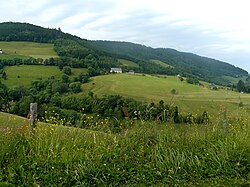 Vue sur quelques fermes disséminées sur les hauteurs.