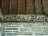 bas-relief représentant deux hommes tête-bêche tenant un bâton, accompagné de l'inscription « Faict par Gabriel Brenier l'an 1608. »