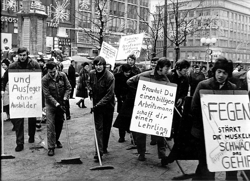 File:Lehrlingsdemonstration Hamburg 1968.jpg