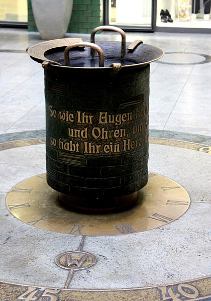 File:Leipzig, bronze casting in the Hansahaus.jpg