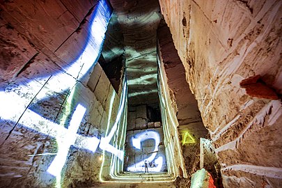 Pintura de llum a una pedrera abandonada de França.