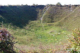 Le Lochnagar Crater dû à l'explosion de 24 t d'explosif en 1916.