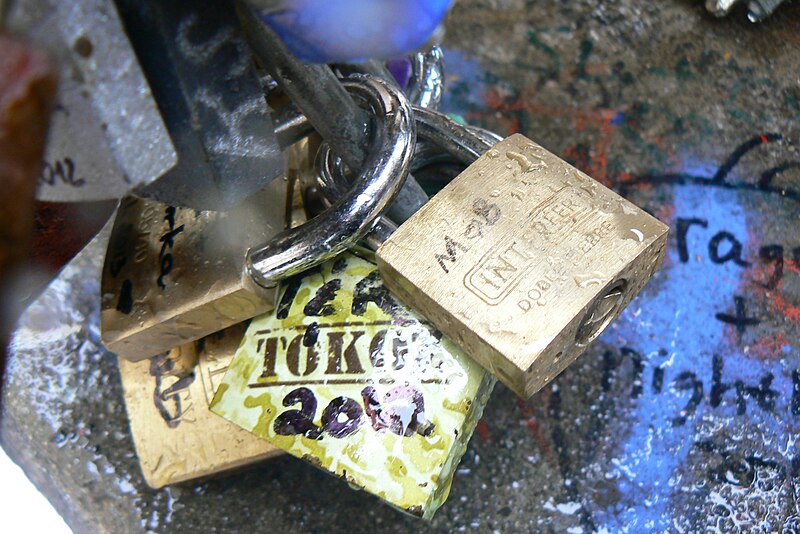 File:Love Lockers - army style.JPG