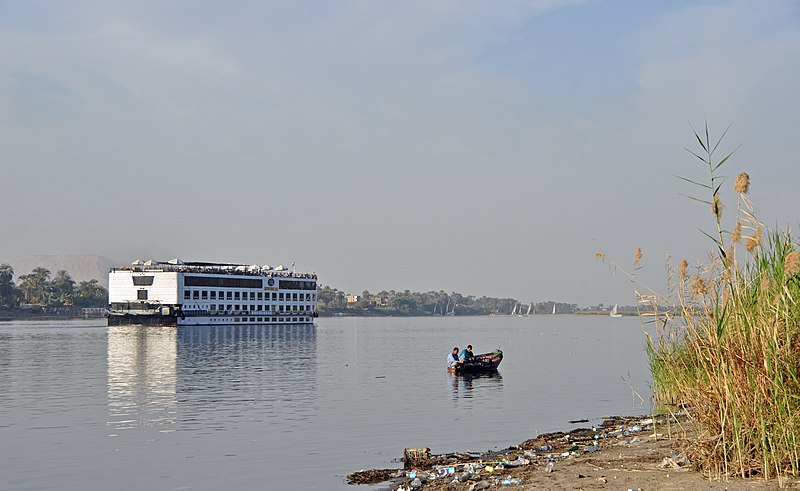 File:Luxor Nile R01.jpg