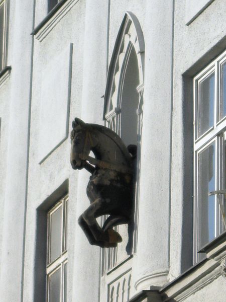 File:Měšťanský dům U černého koně (Olomouc), domovní znamení.JPG