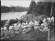 Students from a convent school by the lake in the Bois de Boulogne (1898)