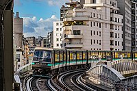 Zug mit Gummireifen der Baureihe MP 89 der Métro Paris; außerhalb der Stahlschienen gut zu erkennen die Fahrprofile für die Reifen