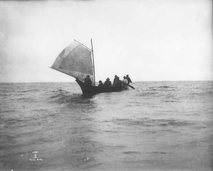 File:Makah whaling boat at sea, Neah Bay, Washington, 1910 (CURTIS 2112).jpeg